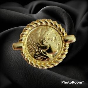VTG MONET Fashion Guru Italian Roman Julius Caesar Goldtone Brooch Pin